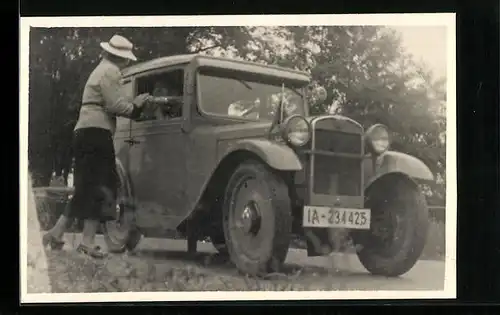 Foto-AK BMW Auto auf einem Feldweg, Kfz-Kennzeichen IA-234425