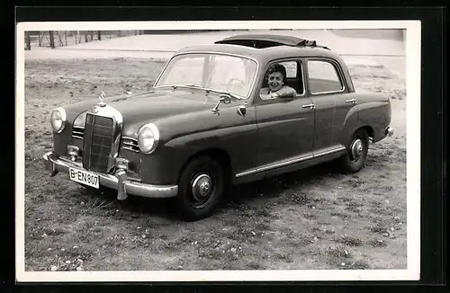 Foto-AK Mercedes Benz Auto auf einer Wiese, Kfz-Kennzeichen B-EN 807