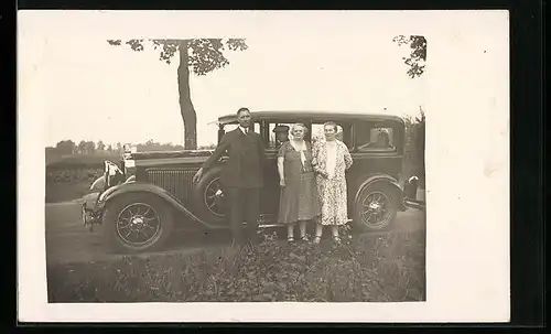 Foto-AK Horch Auto auf einem Feldweg, daneben der Besitzer und zwei Frauen