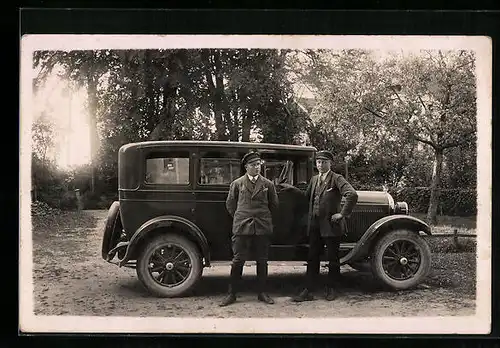Foto-AK Chrysler Auto im Park, daneben zwei Männer