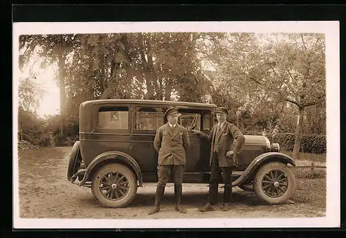 Foto-AK Chrysler Auto im Park, daneben zwei Männer