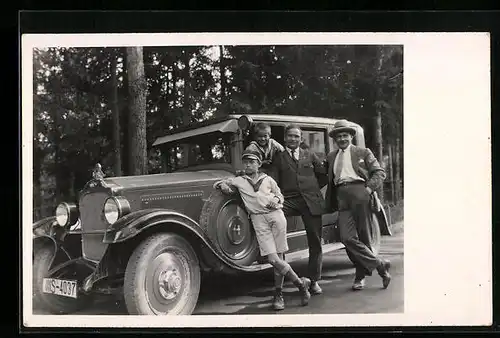 Foto-AK Opel Auto auf der Strasse, Kfz-Kennzeichen IIIS-4037