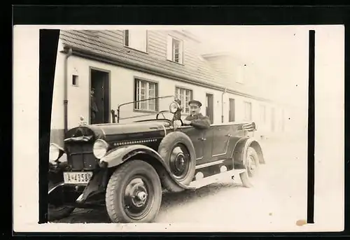 Foto-AK Opel auf der Strasse vor dem Haus, Kfz-Kennzeichen IA-43589