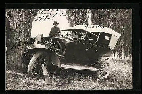 Foto-AK Auto ist gegen einen Baum gefahren