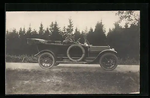 Foto-AK Auto mit Fahrer und Mann auf einem Feldweg
