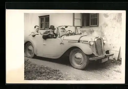Foto-AK Auto Singer SM Roadster mit drei Herren vor dem Haus