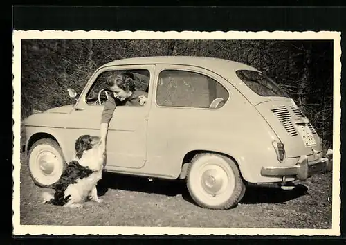 Foto-AK Auto, Fiat 500 mit Frau und einem Hund