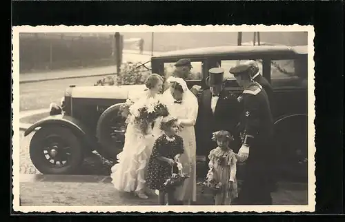 Foto-AK Auto, davor ein Brautpaar, Blumenmädchen und Matrose