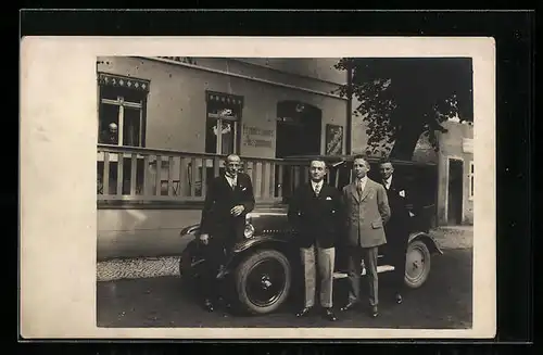Foto-AK Auto und Männer vor einem Gasthaus