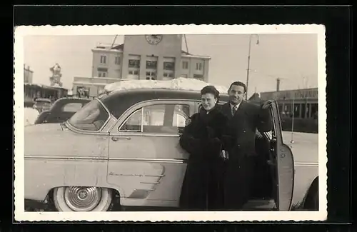 Foto-AK Auto, Paar an der Einstiegstüre