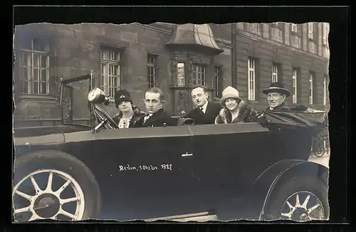 Foto-AK Auto vor einem Berliner Gebäude, 01.10.1927