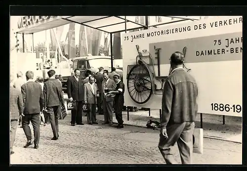 Foto-AK Auto, Daimler Benz Ausstellung auf einer Messe