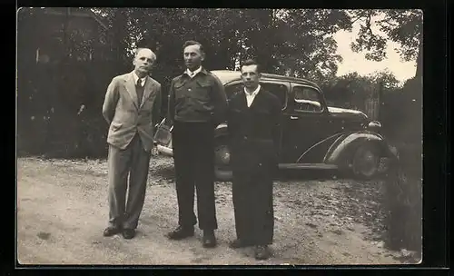 Foto-AK Auto, drei Männer, Erinnerung an die Gefangenschaft 1944-1948