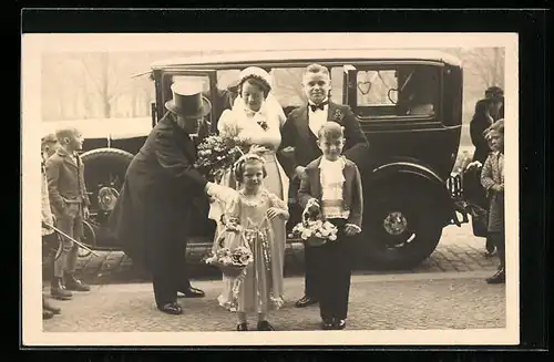 Foto-AK Auto, davor ein Brautpaar