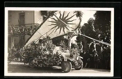 Foto-AK Auto als Festwagen geschmückt mit Sonnensegel und Blumen