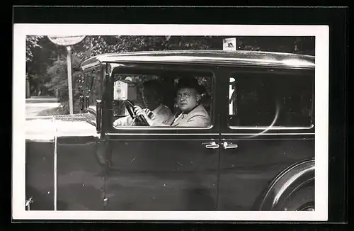 Foto-AK Auto, zwei Herren im Innenraum
