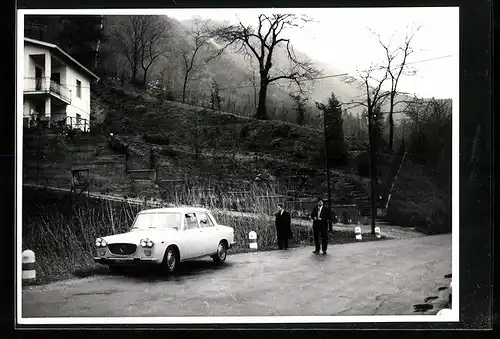Foto-AK Auto parkt bei einem Haus am Hang