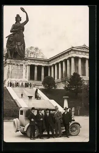 Foto-AK München, Auto vor Bavaria und Ruhmeshalle