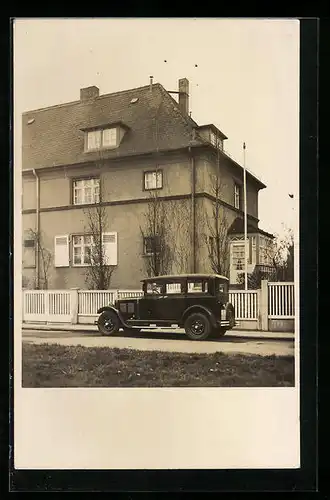 Foto-AK Auto vor einem Haus