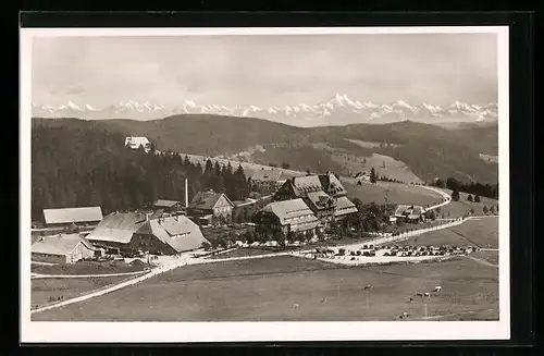 AK Feldberg i. Schw., Motel Feldbergerhof mit Bergpanorama