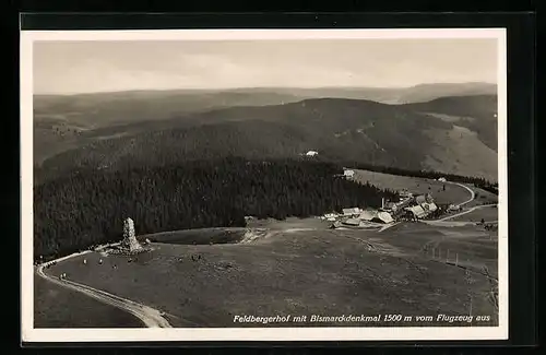 AK Feldberg i. Schw., Feldbergerhof mit Bismarckdenkmal vom Flugzeug aus