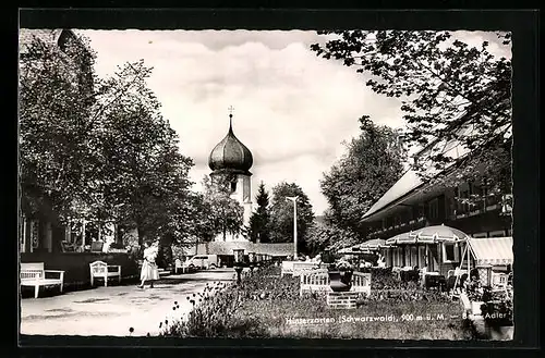 AK Hinterzarten /Schwarzw., Promenadenpartie beim Adler, mit Gasthaus und Kirche