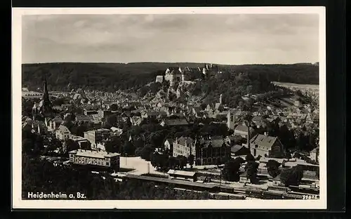 AK Heidenheim a. Bz., Ortsansicht mit Bahnhof und Schloss Hellenstein aus der Vogelschau