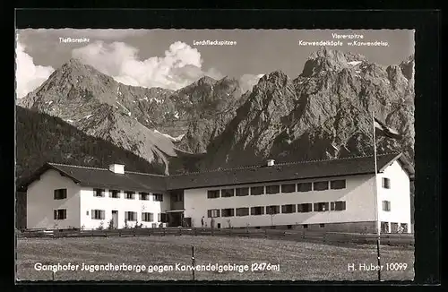 AK Mittenwald, Ganghofer Jugendherberge gegen Karwendelgebirge, Buckelwiesen