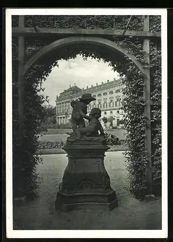 AK Würzburg, Partie im Hofgarten mit Statue