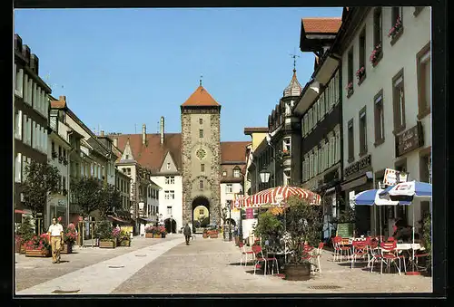 AK Villingen im Schwarzwald, Strassenpartie mit Oberem Tor