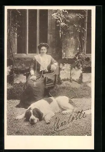 AK Charlotte von Württemberg mit Hund