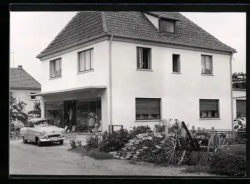 Foto-AK Hofheim /Ufr., Bekleidungshaus H. Voss, Gebäudeansicht mit Auto, ca. 1960