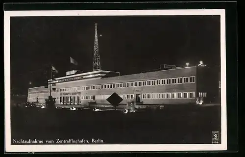 AK Berlin, Nachtaufnahme vom Zentralflughafen, Tempelhofer Feld, Eingangsgebäude