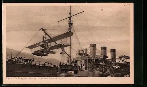 AK Französisches Marineflugzeug wird aufgefischt