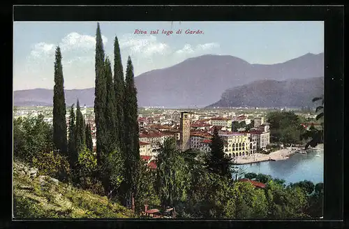 AK Riva /Lago di Garda, Ortspartie mit See und Bergen