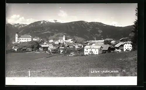 AK Laion-Lajen, Ortsansicht mit Bergen