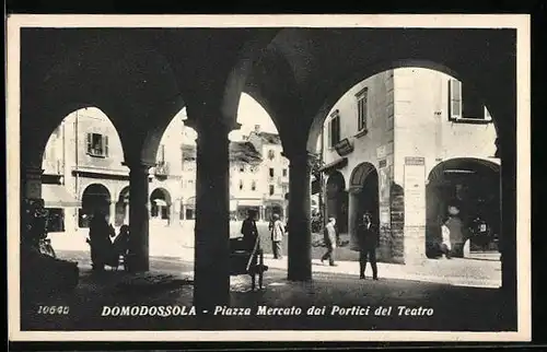AK Domodossola, Piazza Mercato dai Portici del Teatro
