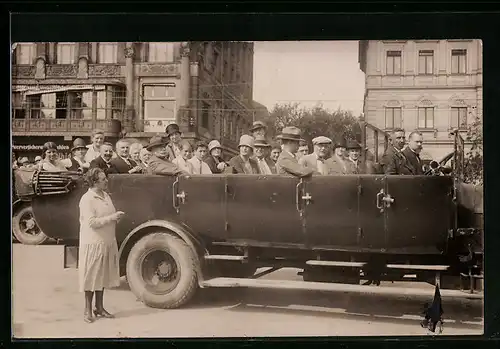 Foto-AK Voll besetzter Autobus