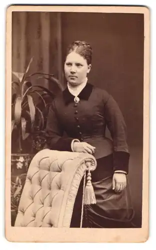 Fotografie Chr. Beitz, Arnstadt, Junge Frau im taillierten Kleid und Dutt