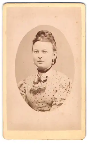 Fotografie Chr. Beitz, Arnstadt, Junge Frau im gepunkteten Kleid mit Halsband