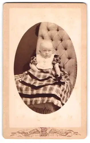 Fotografie Chr. Beitz, Arnstadt, Kleinkind im Kleid mit verduztem Blick