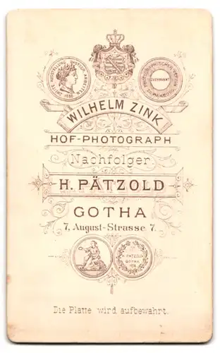 Fotografie H. Pätzold, Gotha, August-Strasse 7, Kleinkind im Kleidchen auf einem Sessel