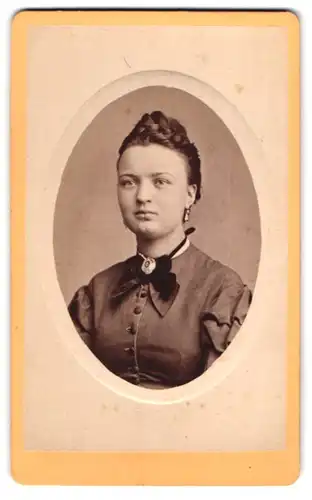 Fotografie Chr. Beitz, Arnstadt, Bürgerliches Fräulein mit toupierten Haaren