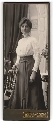 Fotografie Carl Schmalz, Reutlingen, Kaiserstrasse 31, Junge Frau in taillierten Kleidern mit toupierten Haaren