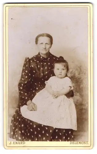 Fotografie J. Enard, Delemont, Frau im Blumenkleid mit Enkel auf dem Schoss