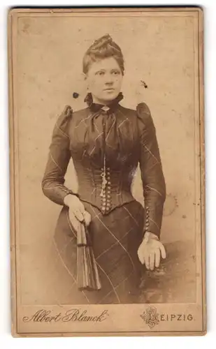 Fotografie Albert Blanck, Leipzig, Junge Dame im taillierten Kleid mit Fächer