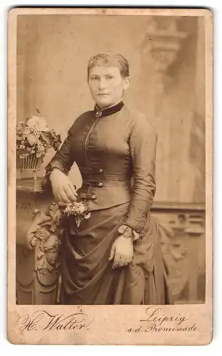 Fotografie H. Walter, Leipzig, a.d. Promenade, Bürgerliche Frau im Sonntagsstaat