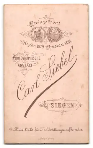 Fotografie Carl Siebel, Siegen, Mädchen mit Bubenfrisur im Kleid