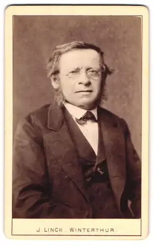 Fotografie J. Linck, Winterthur, Älterer Herr mit Brille im Anzug