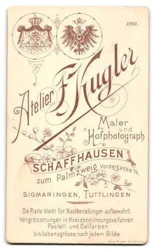 Fotografie Atelier F. Kugler, Schaffhausen, Kind im Kleidchen mit Harke